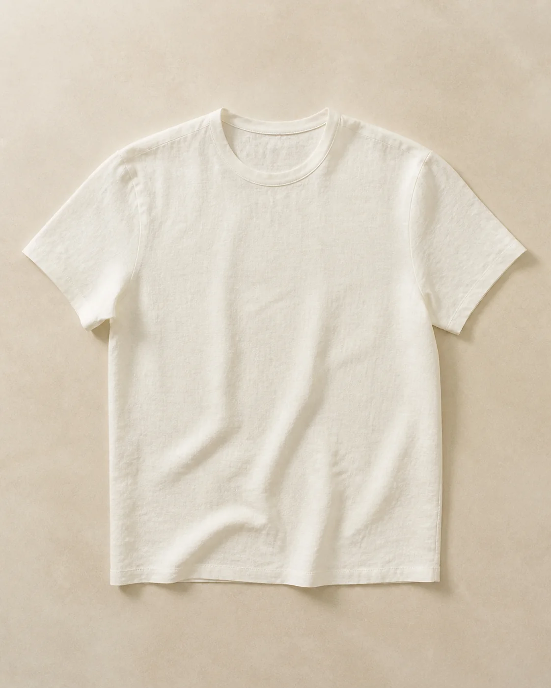 Camiseta de lino de cuello redondo en blanco roto, visualización editorial de referencia