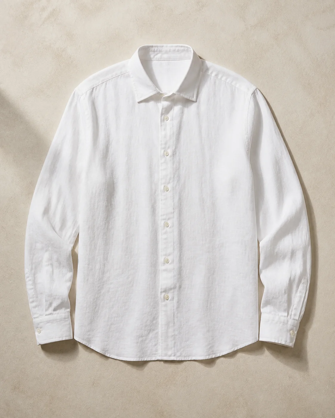 Camisa de lino de cuello clásico en blanco óptico, visualización editorial de referencia