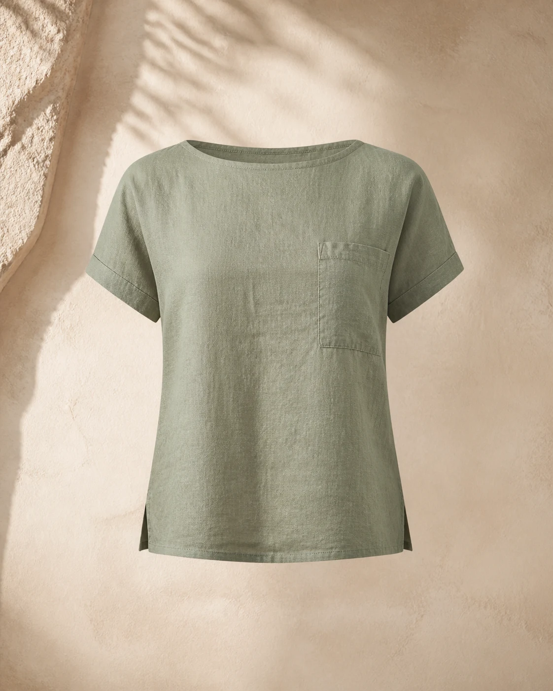 Camiseta de lino para mujer en verde salvia, visualización editorial de referencia
