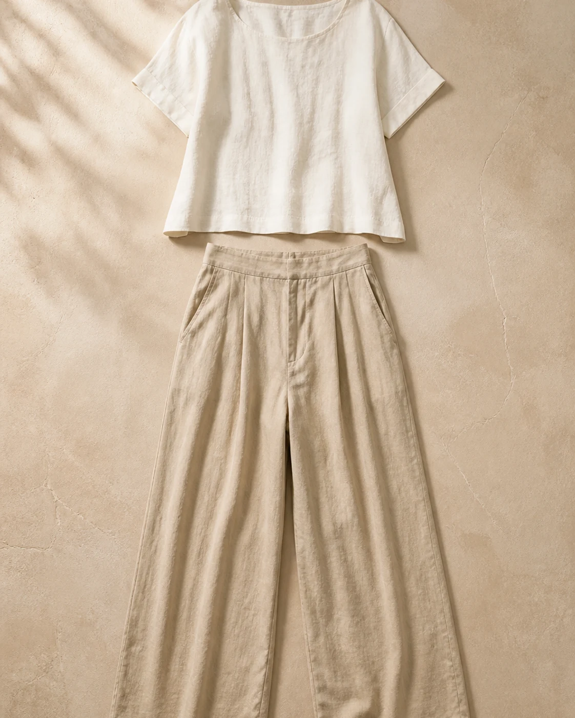 Pack Esencial Mujer con pantalón arena y top marfil, visualización editorial de referencia