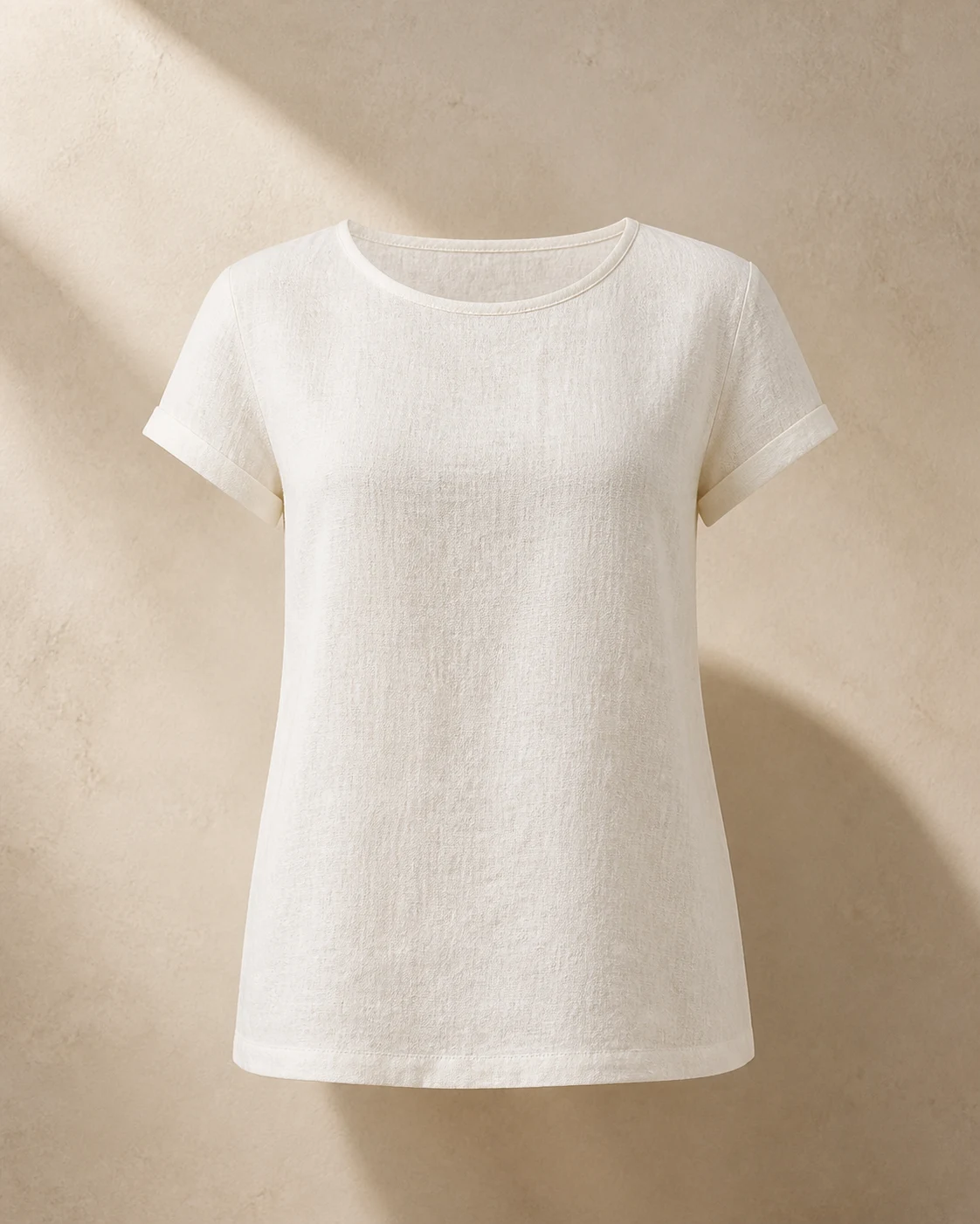 Top de lino para mujer en marfil, visualización editorial de referencia