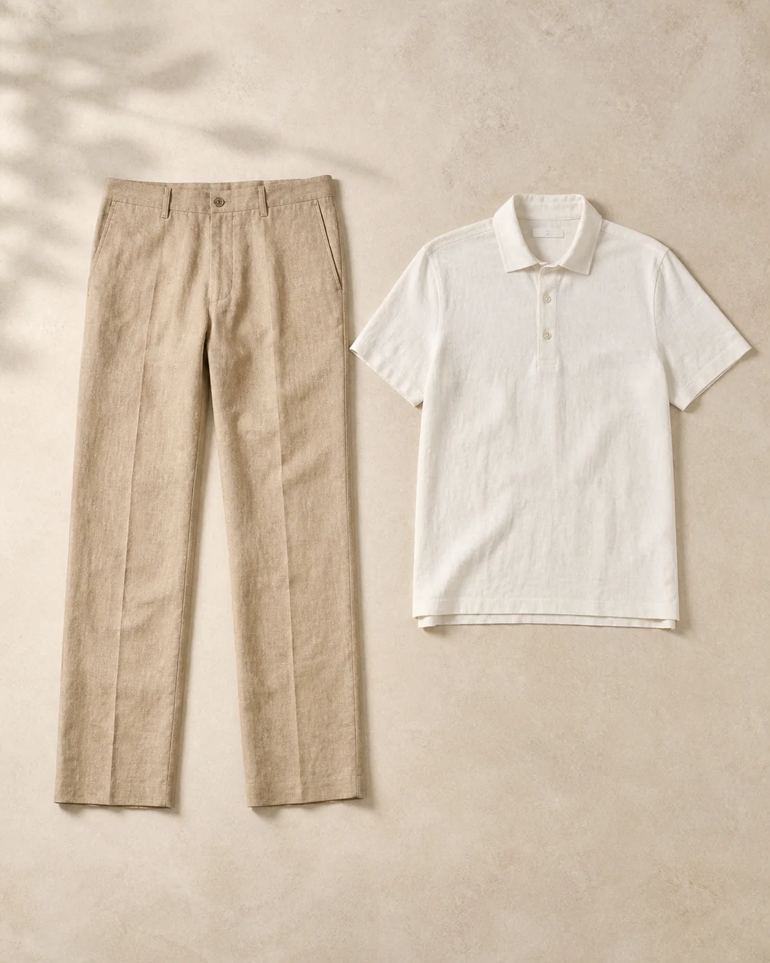 Pack Esencial con pantalón arena y polo blanco roto, visualización editorial de referencia