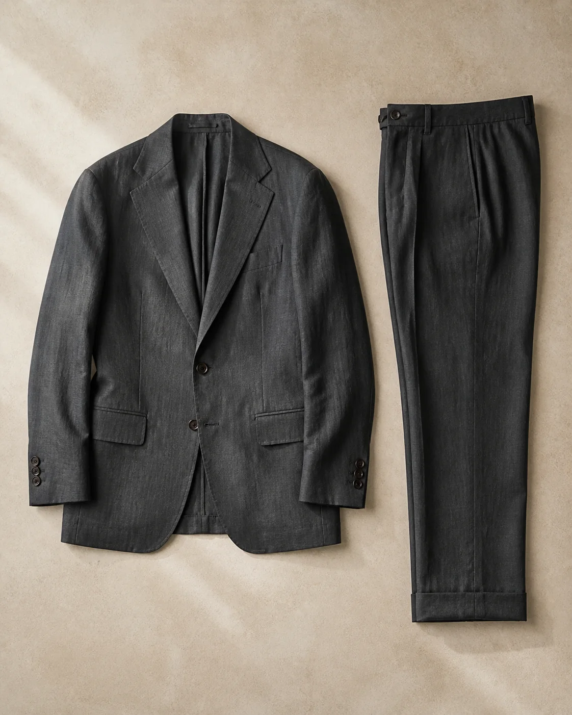 Traje de lino de acabado superior en antracita, visualización editorial de referencia